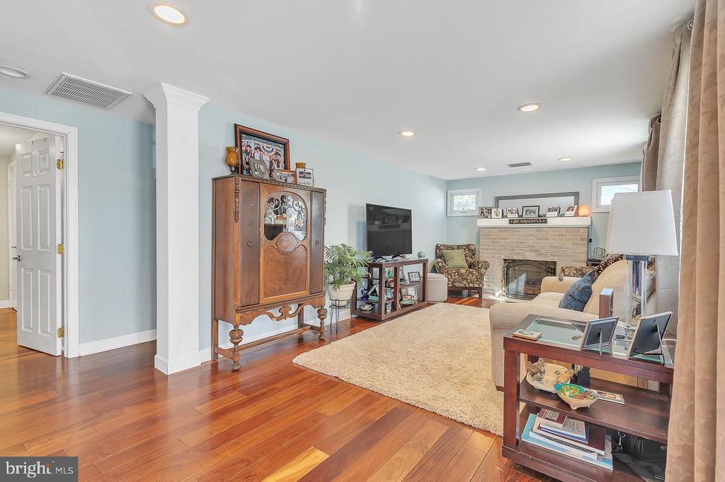 242 Center St