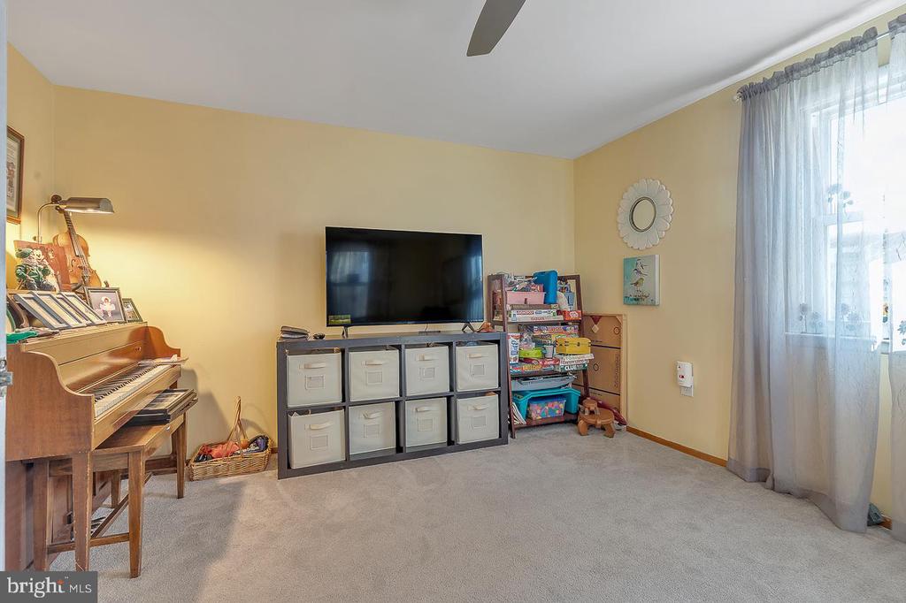 242 Center St