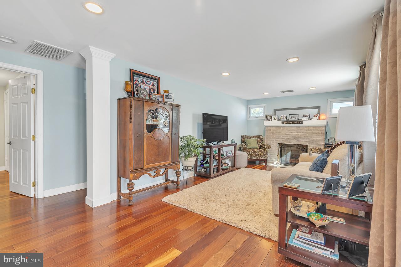242 Center St