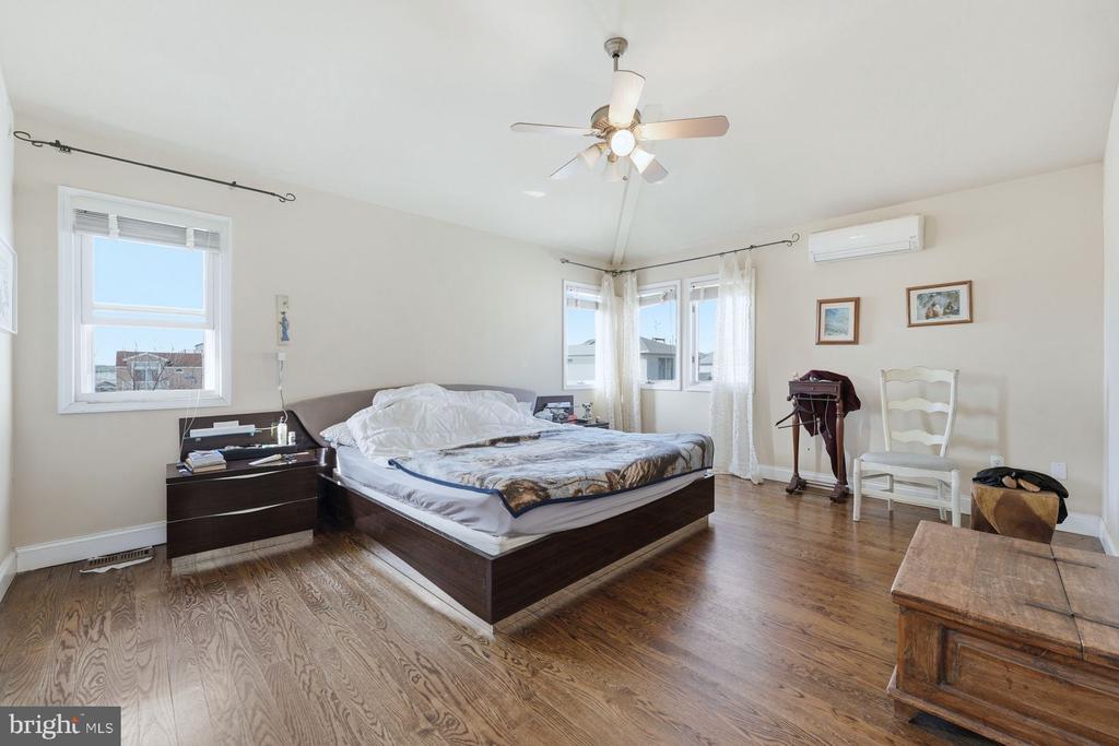 112 W HOBART AVENUE