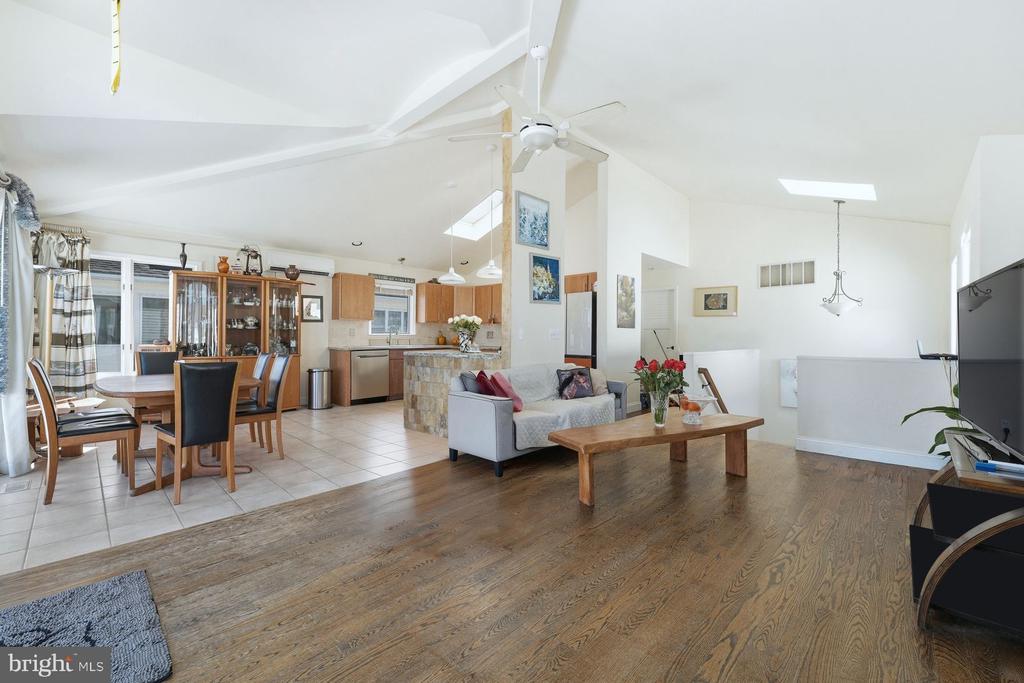 112 W HOBART AVENUE