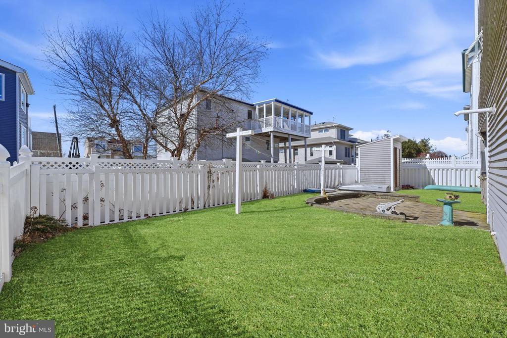 112 W HOBART AVENUE