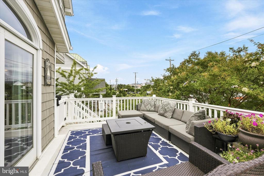 256 W 10TH STREET