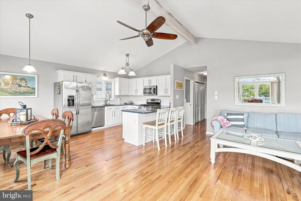 256 W 10TH STREET