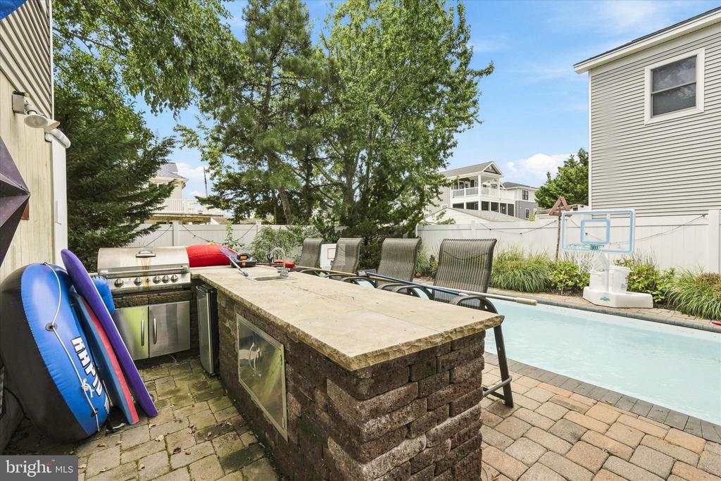 256 W 10TH STREET