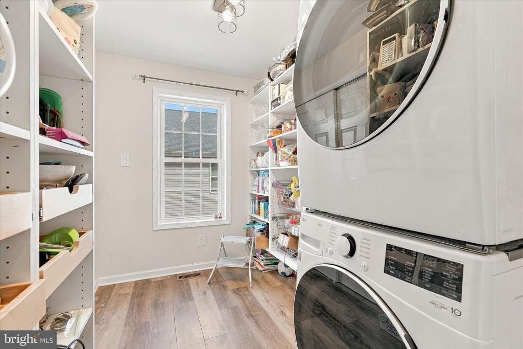 7 W NAVASINK DRIVE