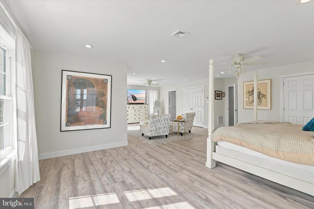 7 W NAVASINK DRIVE