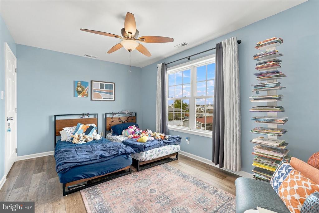 7 W NAVASINK DRIVE