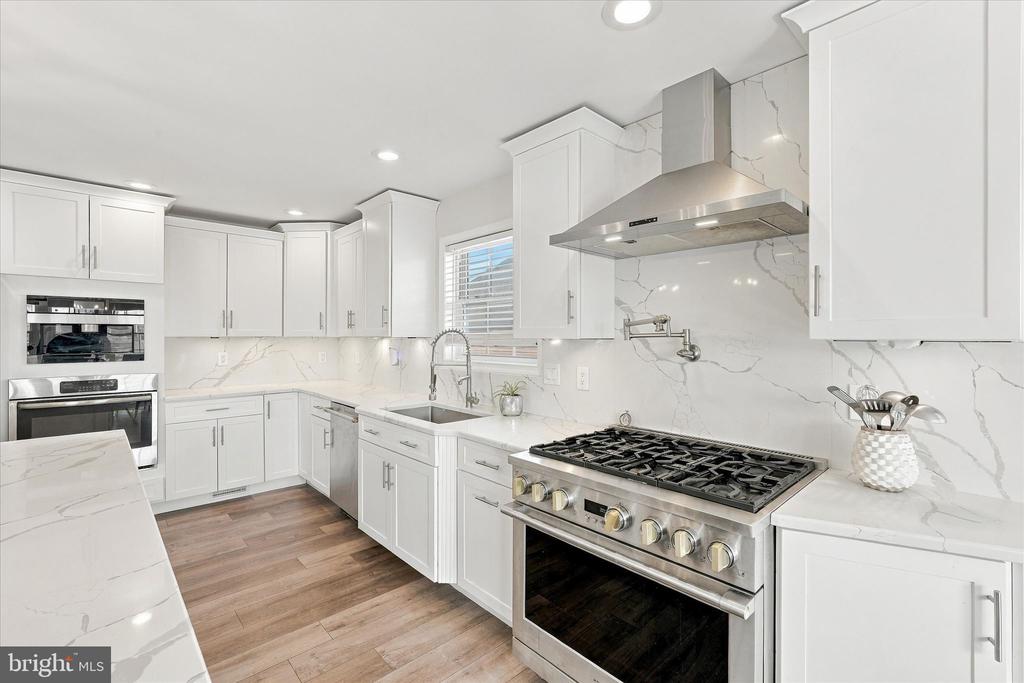 7 W NAVASINK DRIVE