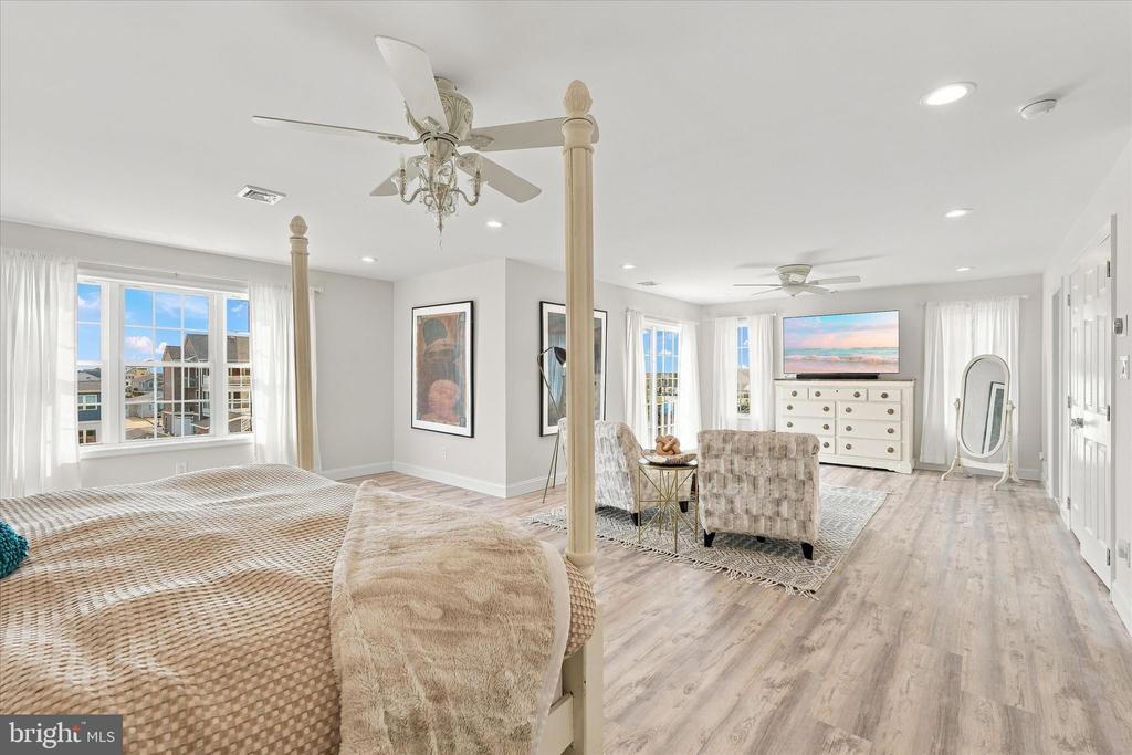 7 W NAVASINK DRIVE