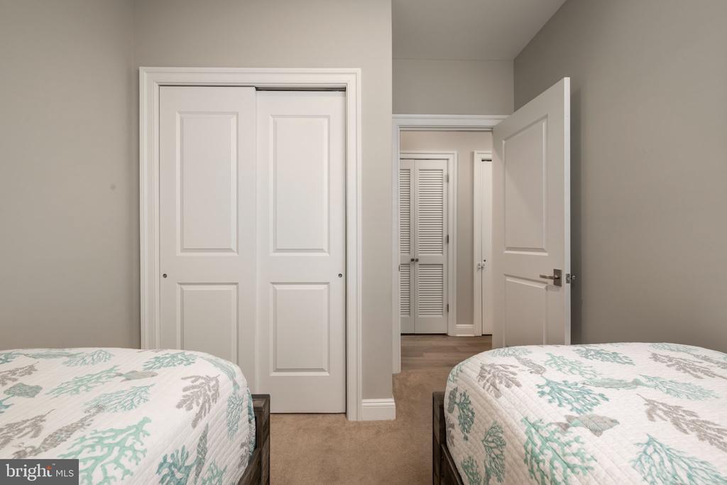 101 W 9TH STREET Unit: 106