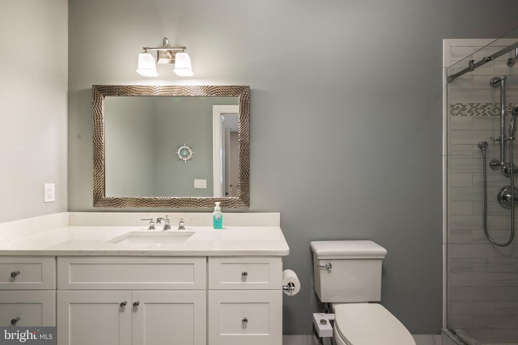 101 W 9TH STREET Unit: 106