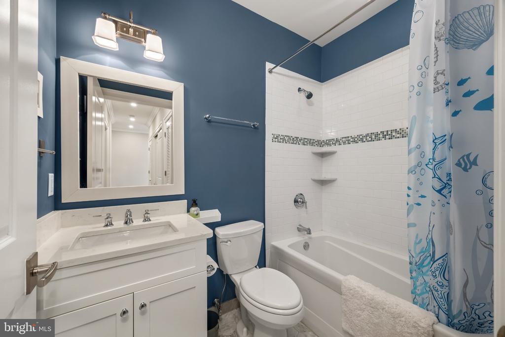 101 W 9TH STREET Unit: 106