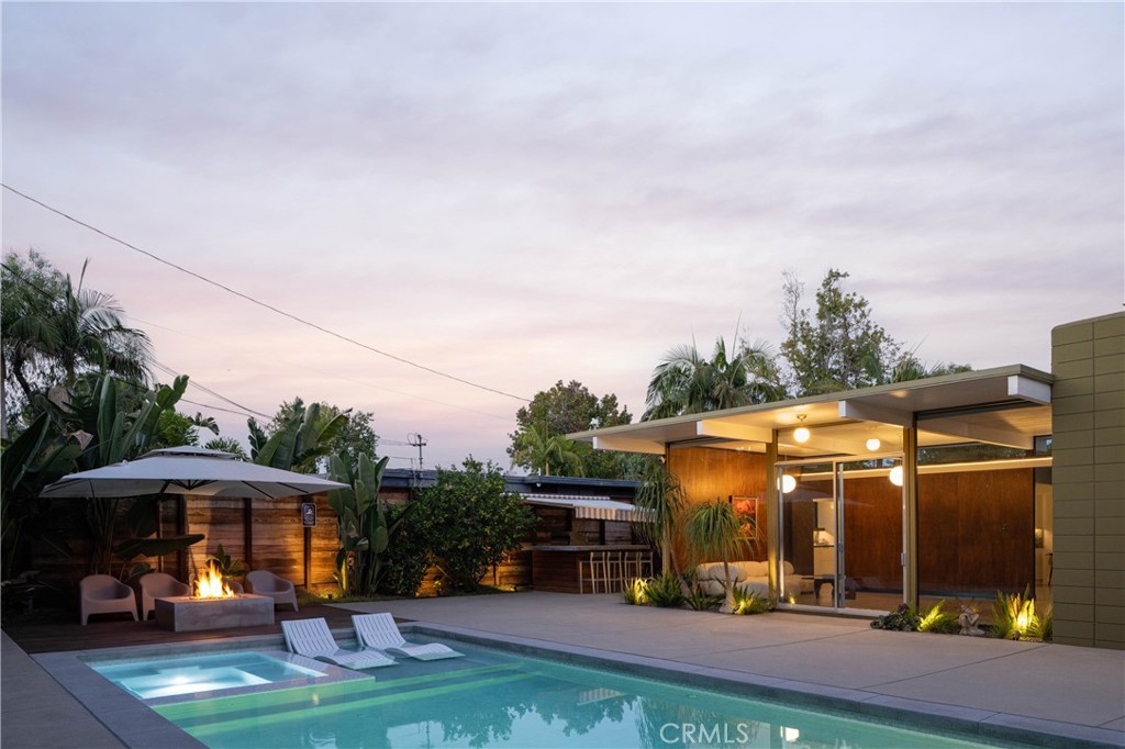 896 S Woodland