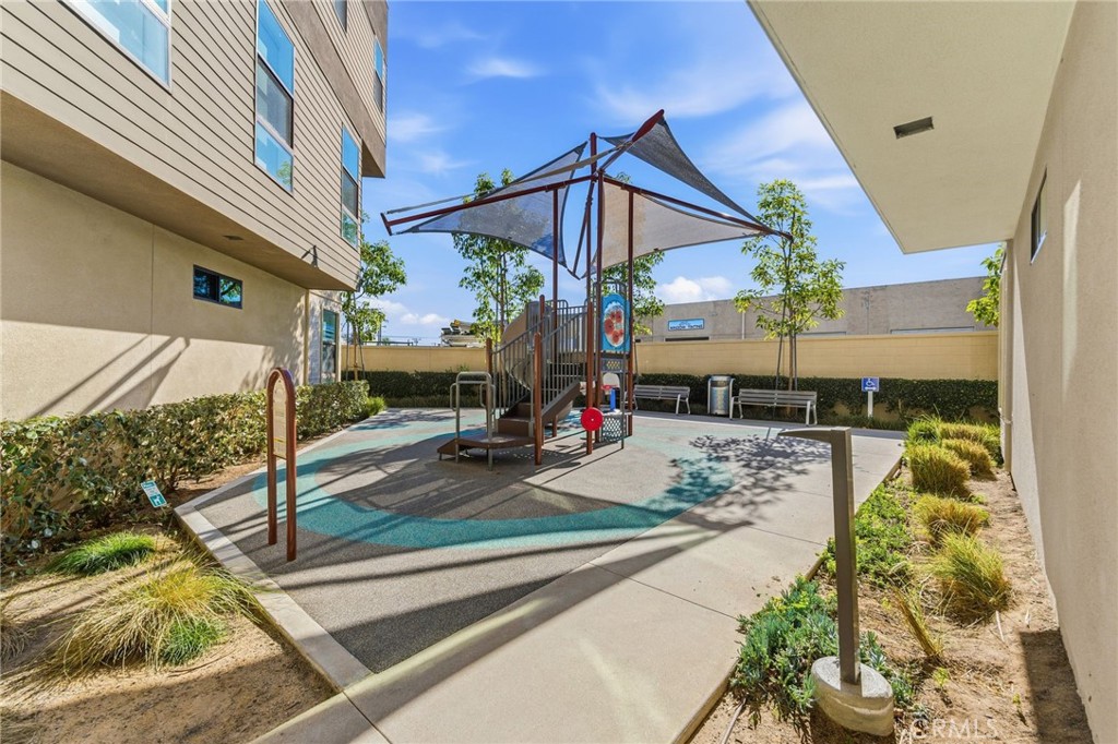 1682 Grandview