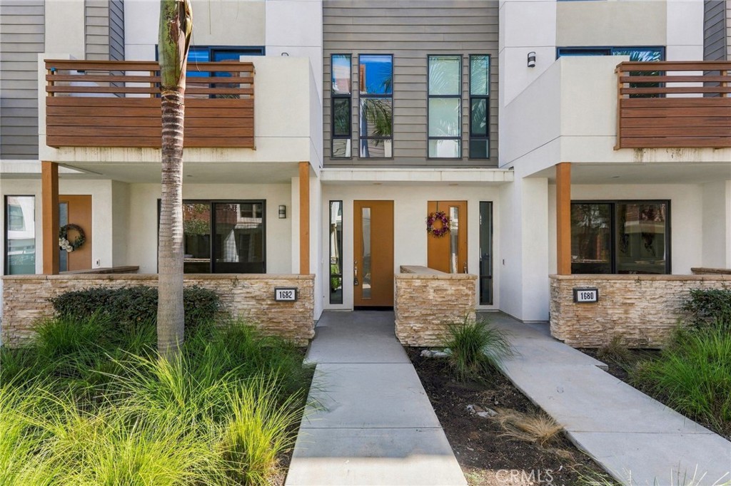 1682 Grandview