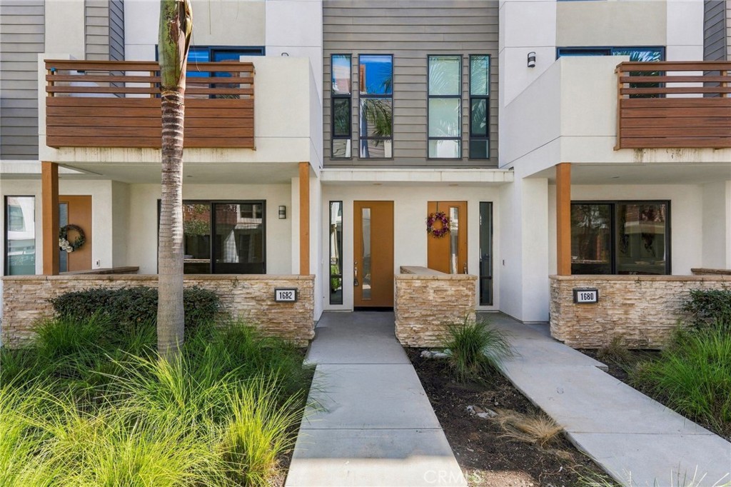 1682 Grandview