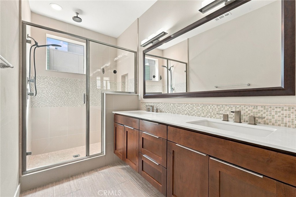 1682 Grandview