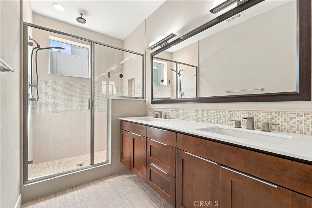 1682 Grandview