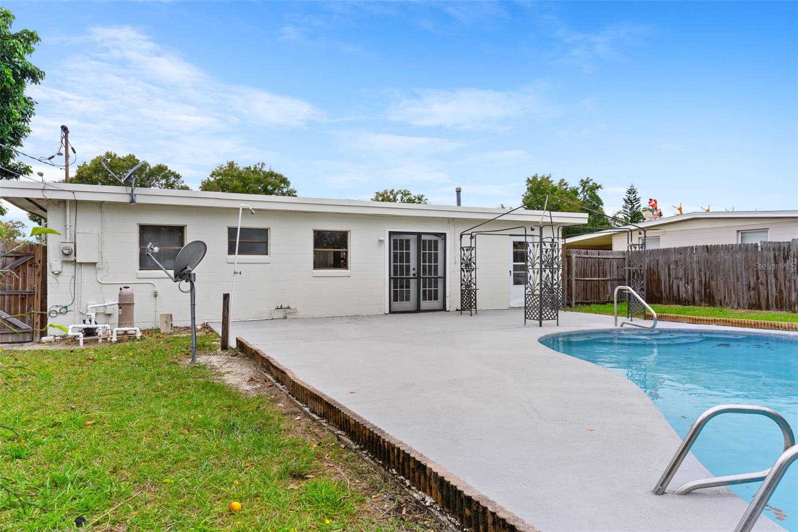 521 CARLISLE AVE