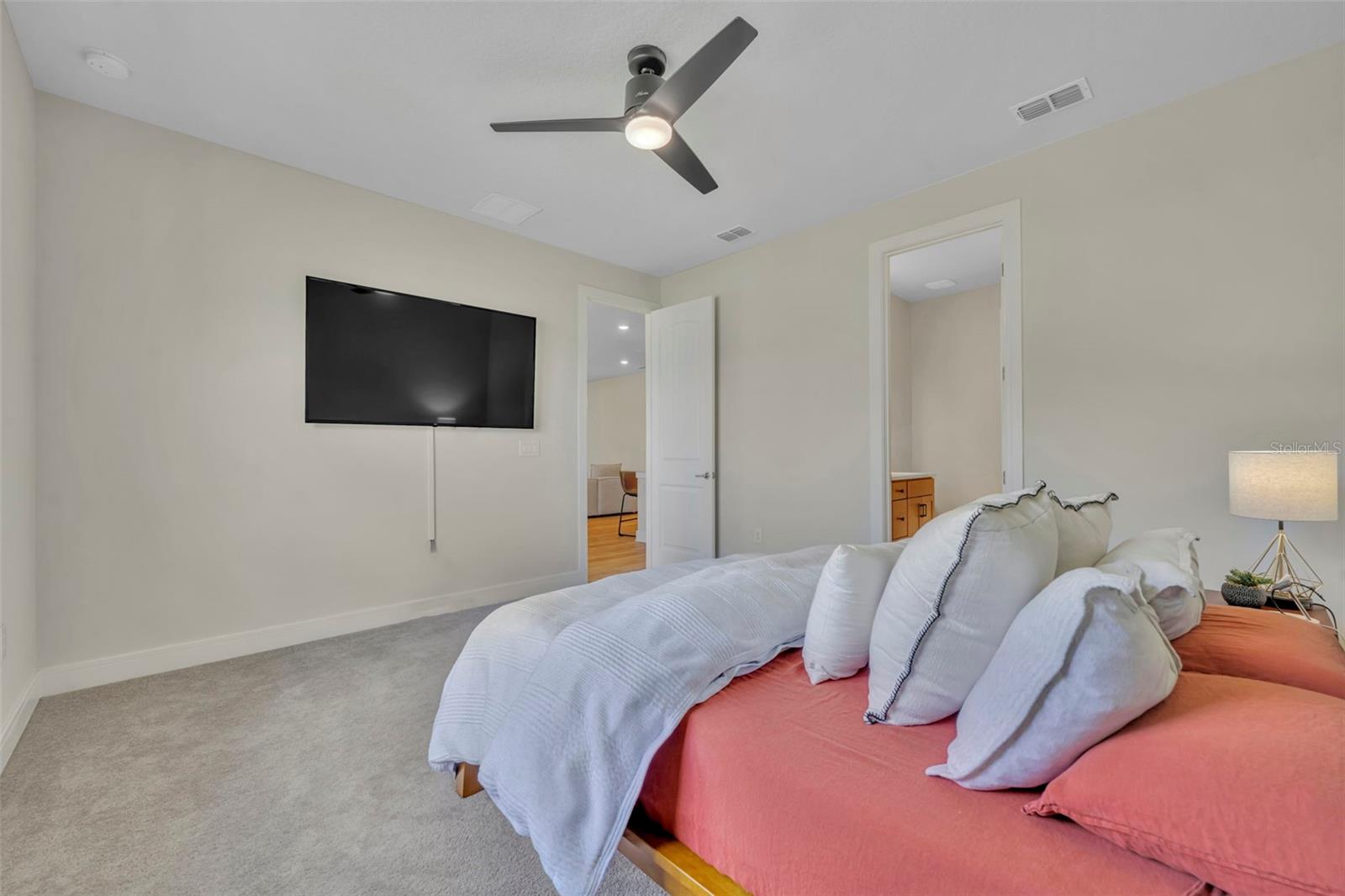 5346 ROYAL POINT AVE