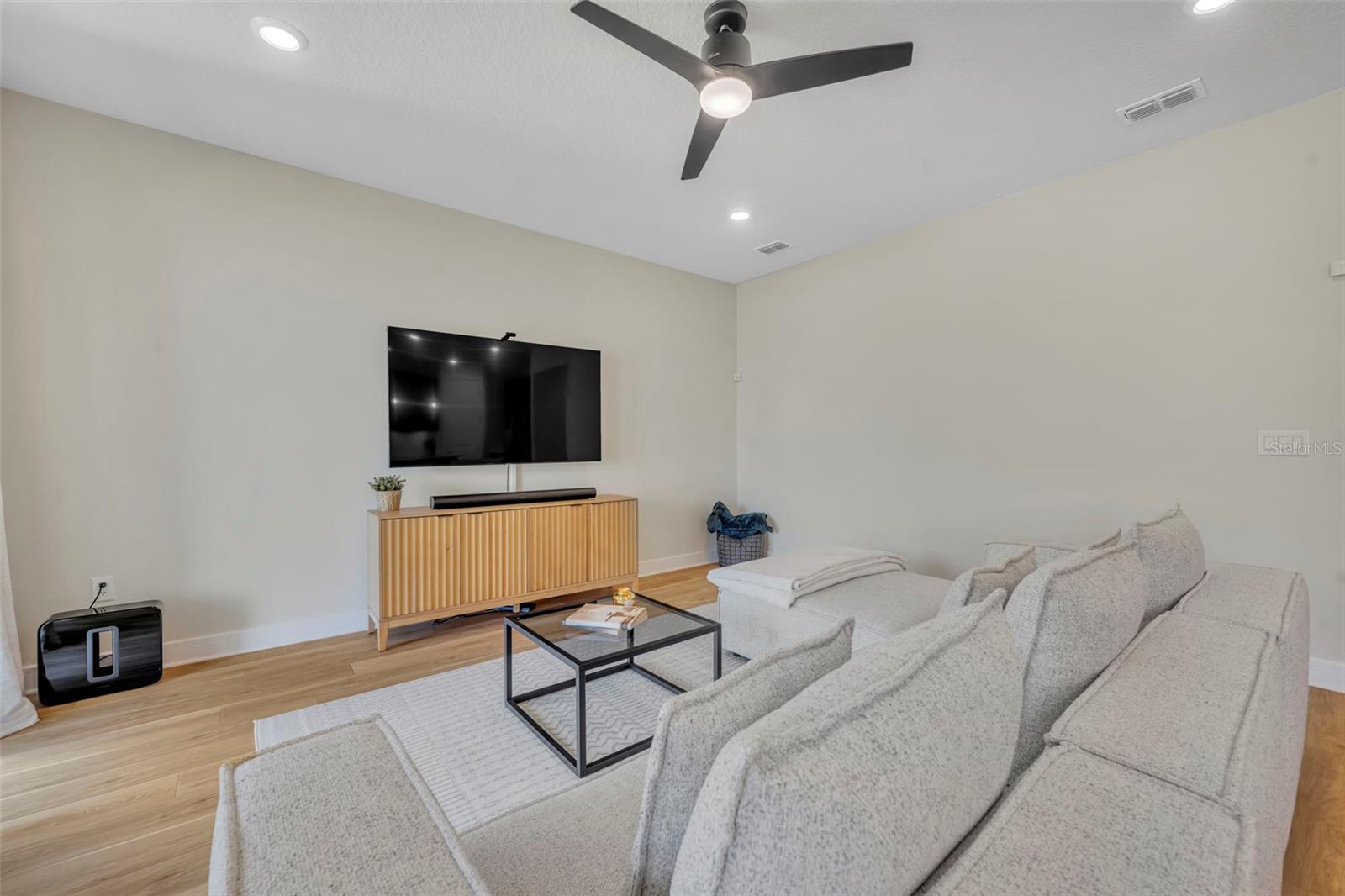 5346 ROYAL POINT AVE