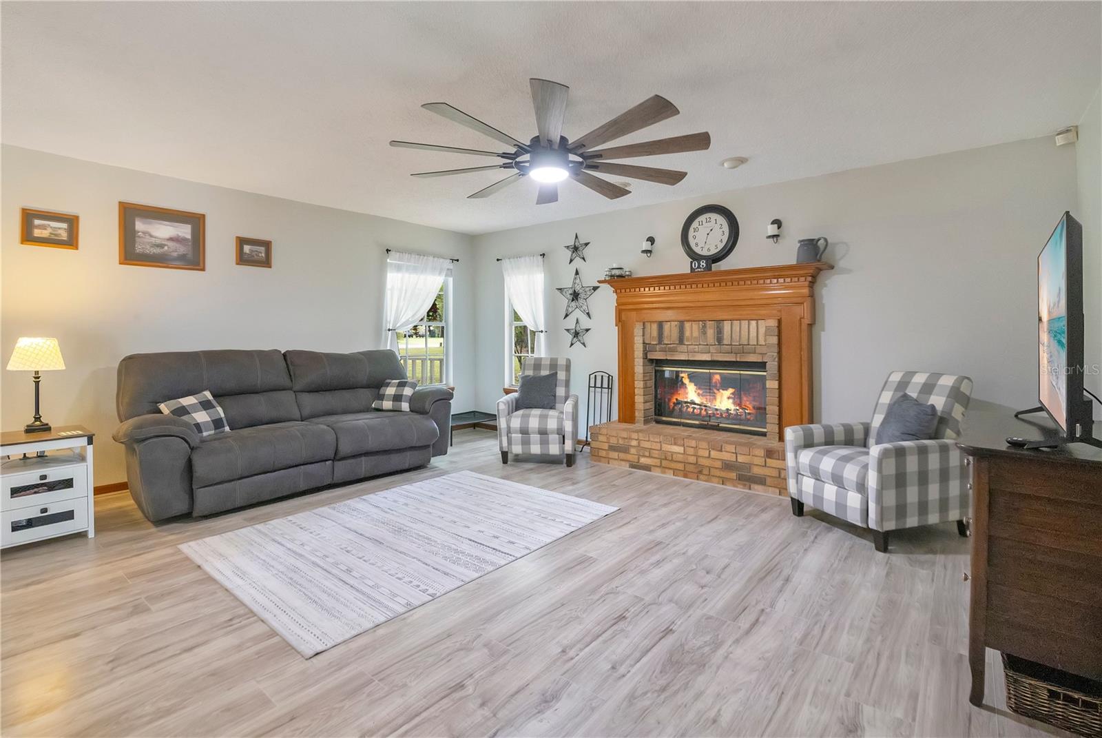 211 SPRING HOLLOW BLVD