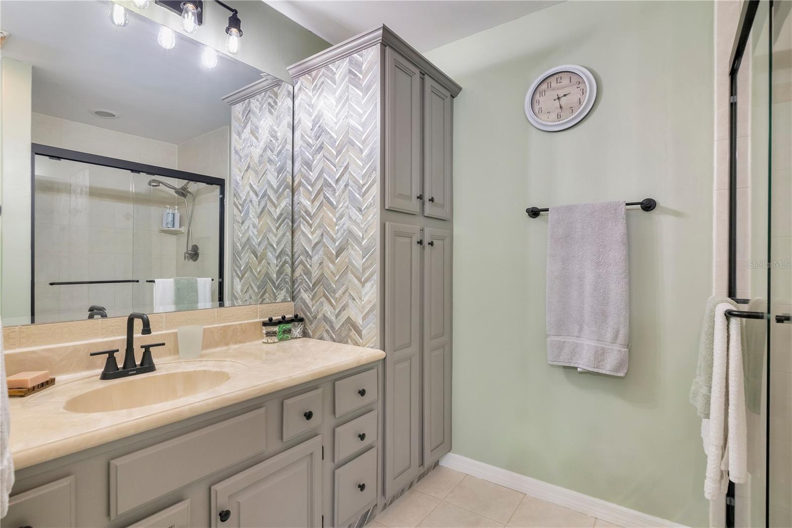 211 SPRING HOLLOW BLVD