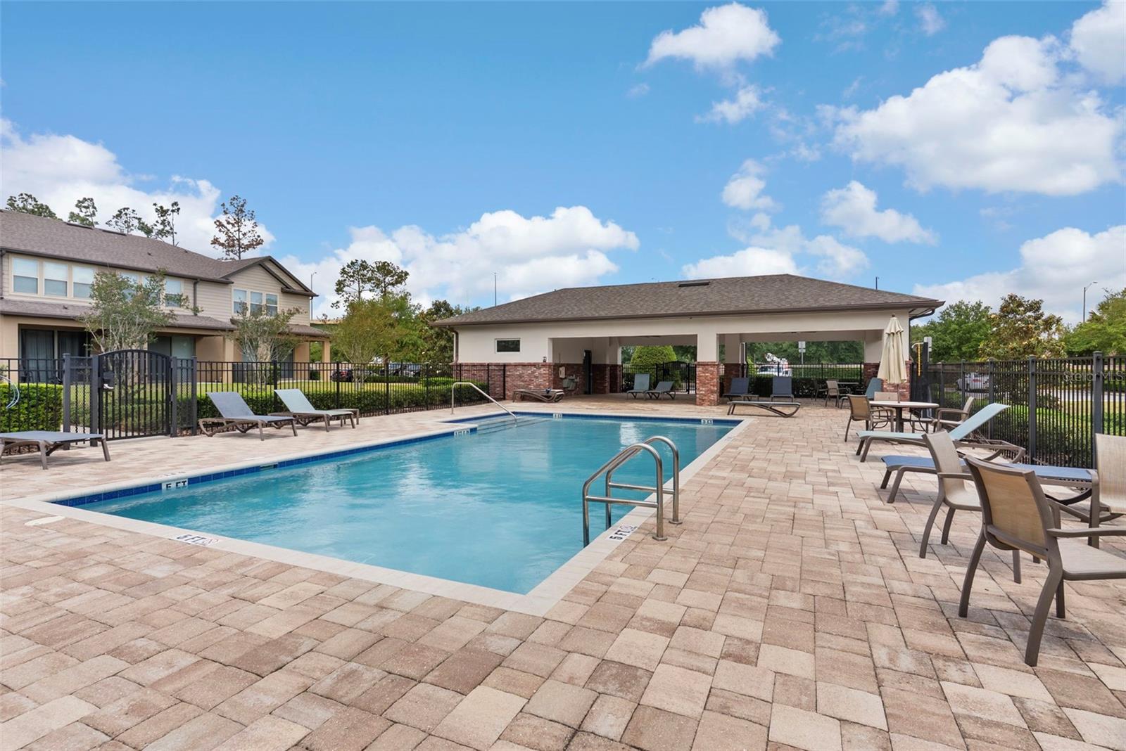 1121 PAVIA DR