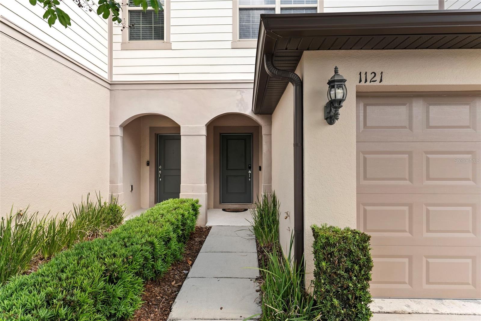 1121 PAVIA DR