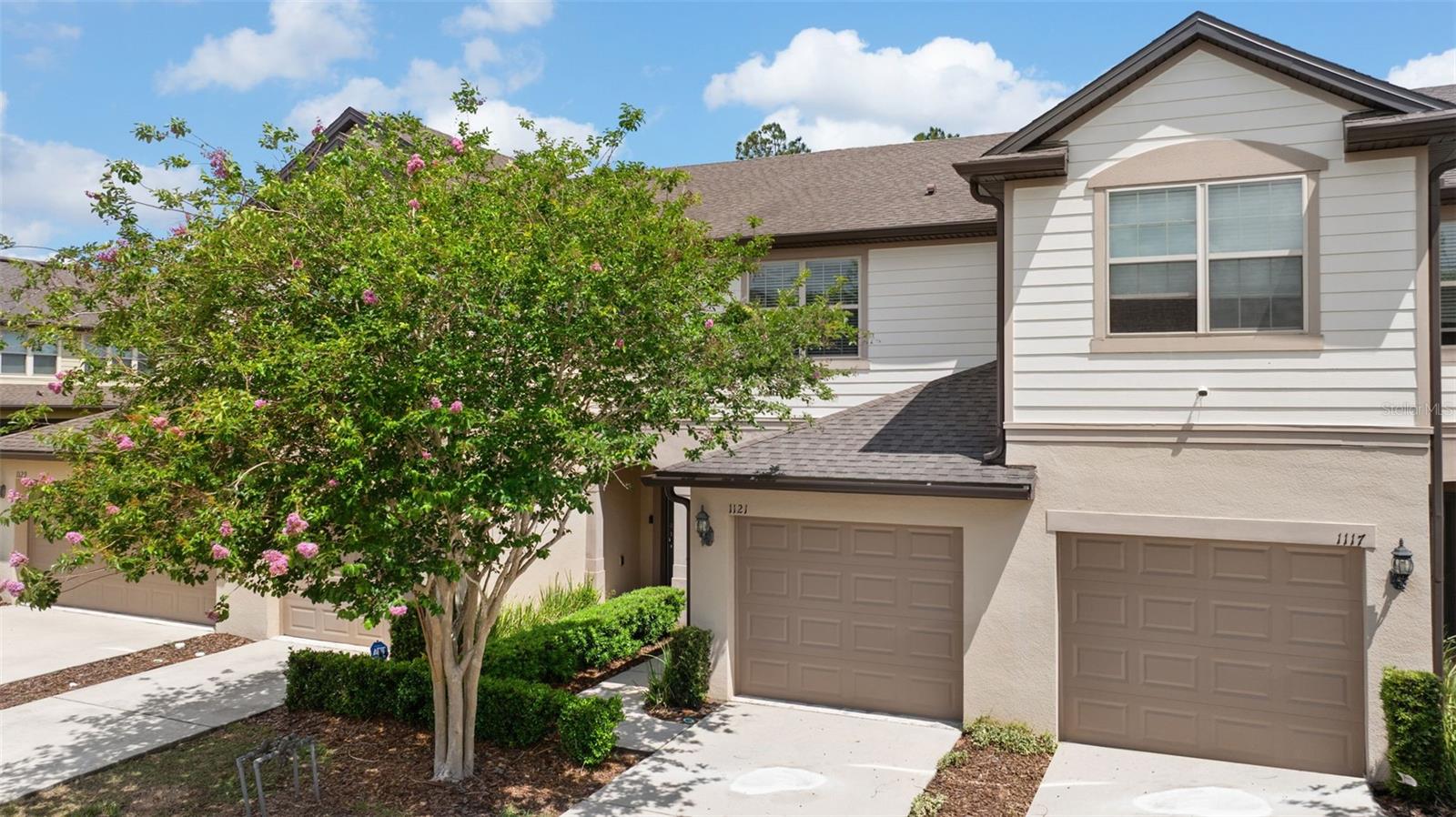 1121 PAVIA DR