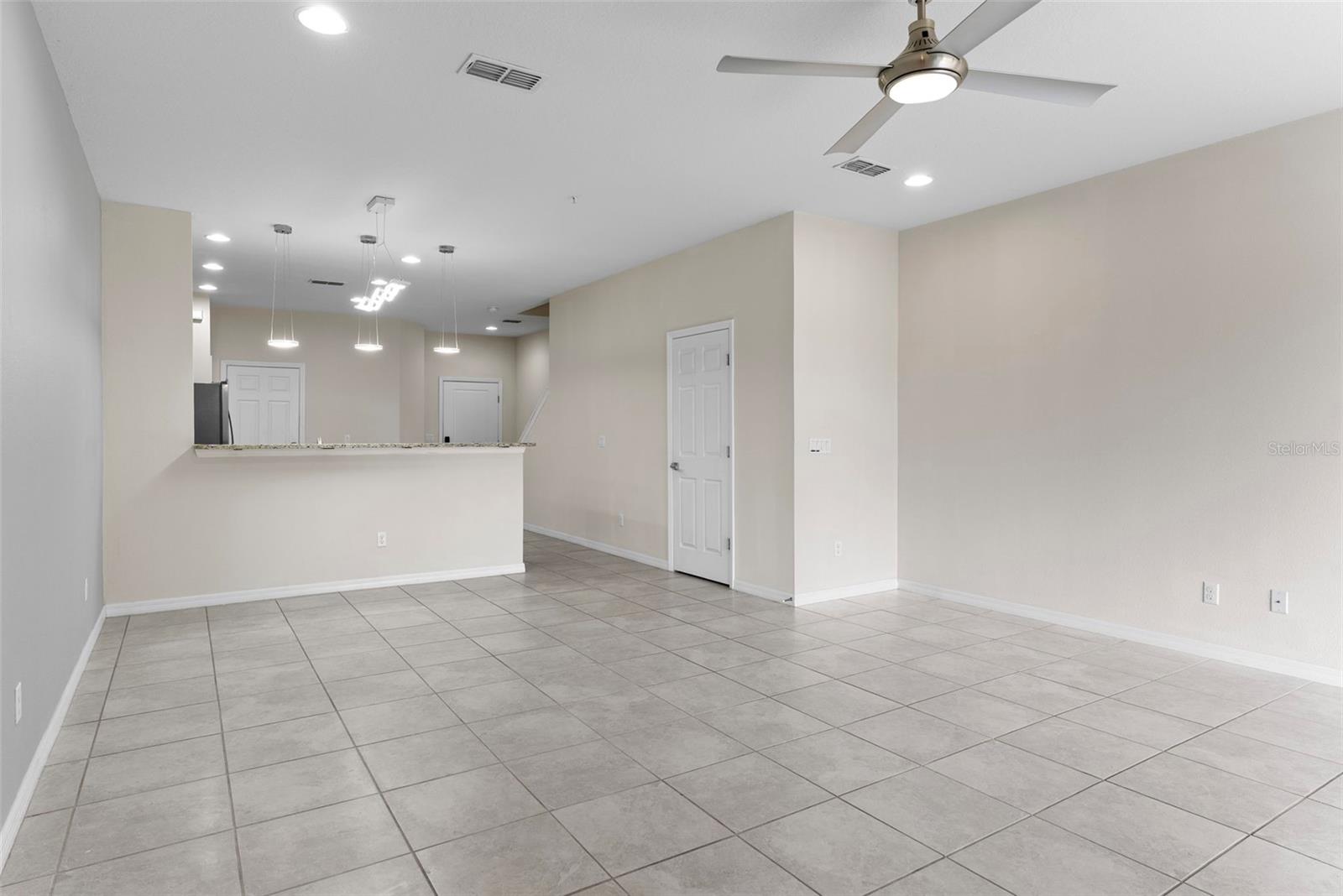 1121 PAVIA DR