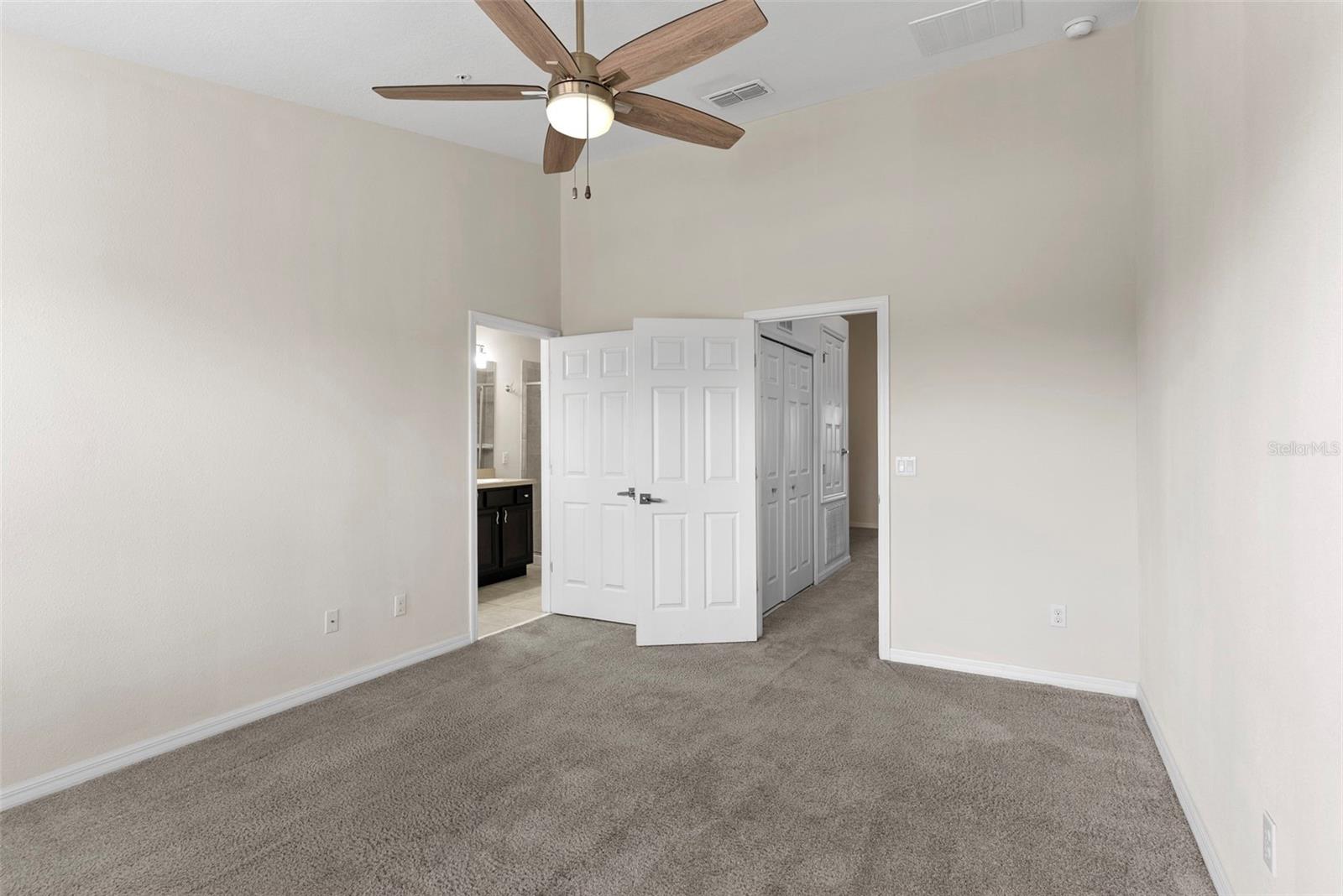 1121 PAVIA DR