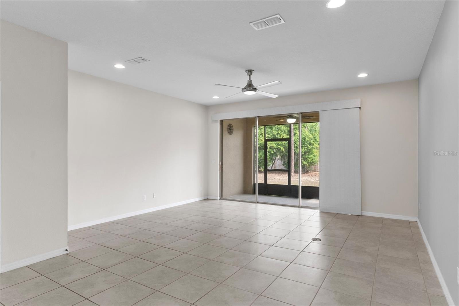 1121 PAVIA DR
