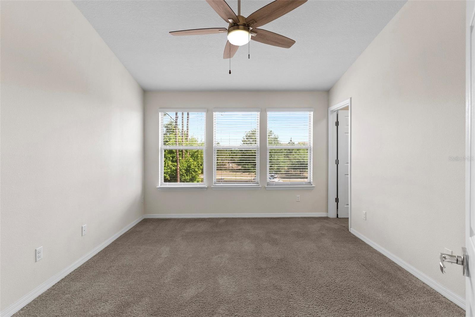 1121 PAVIA DR