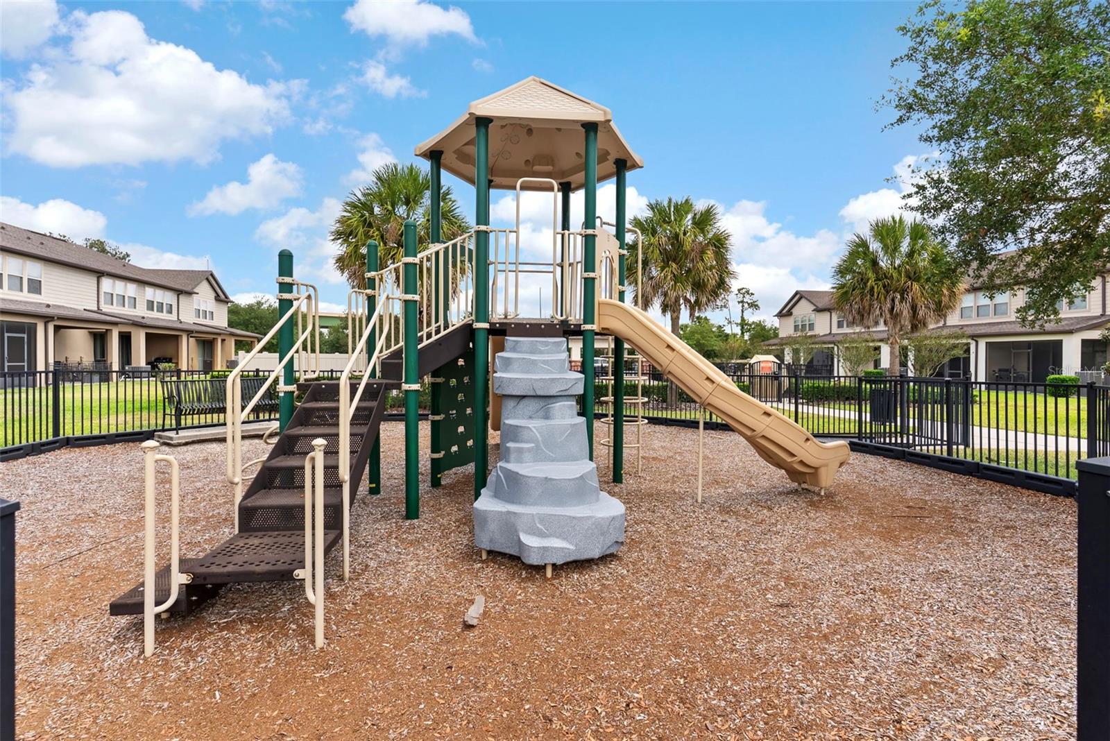 1121 PAVIA DR