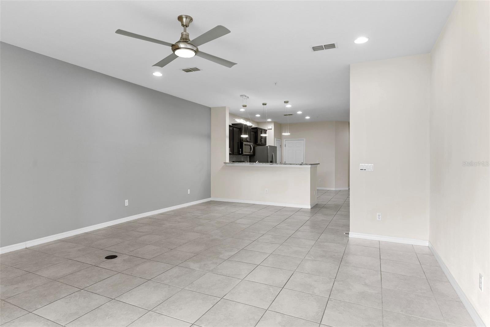 1121 PAVIA DR