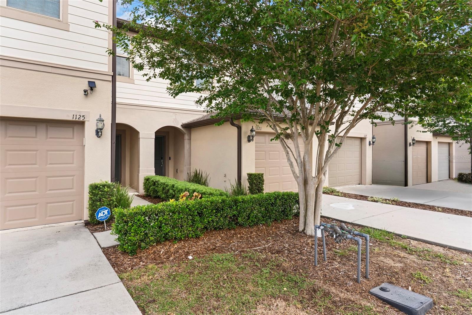 1121 PAVIA DR
