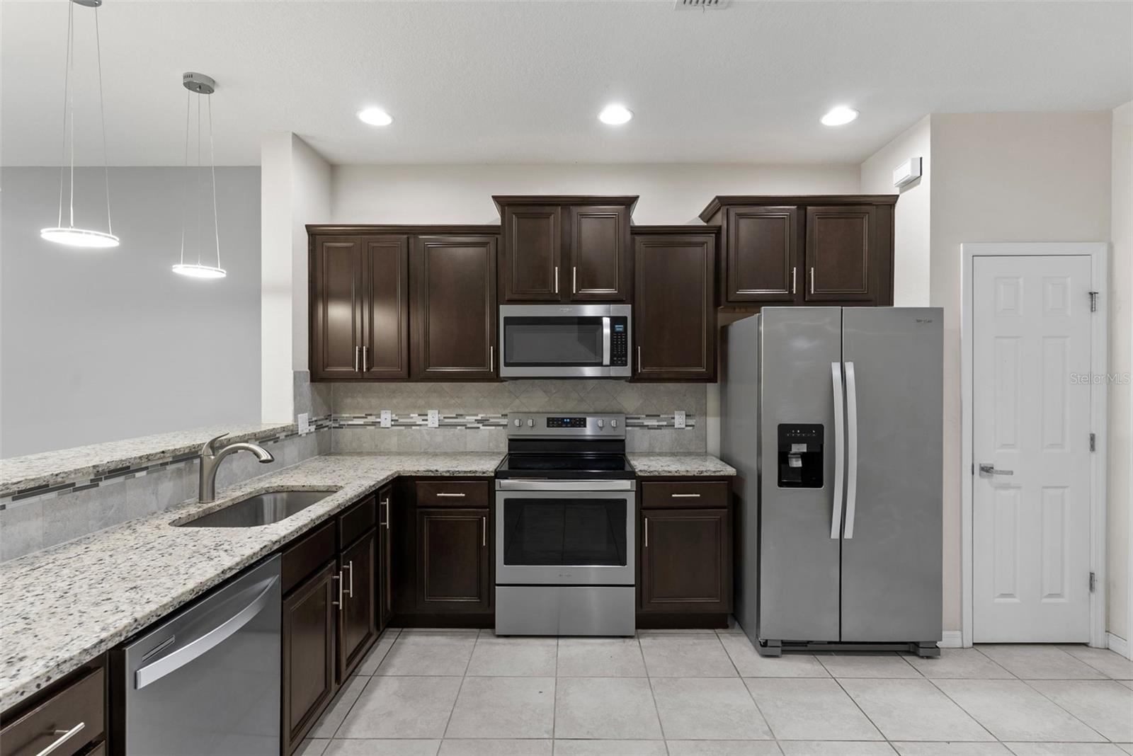 1121 PAVIA DR
