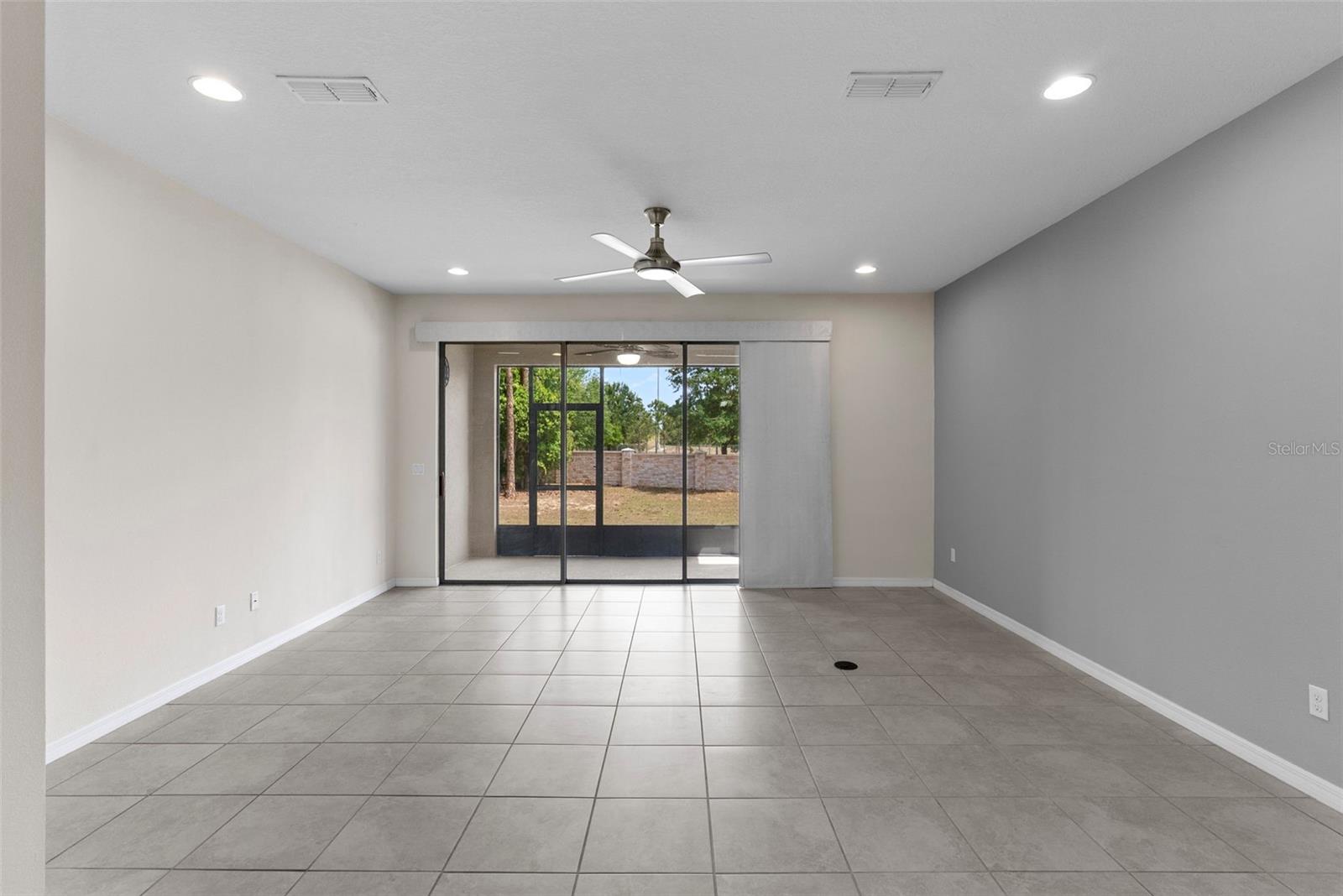 1121 PAVIA DR