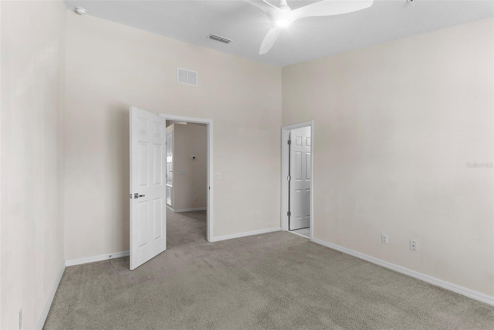 1121 PAVIA DR