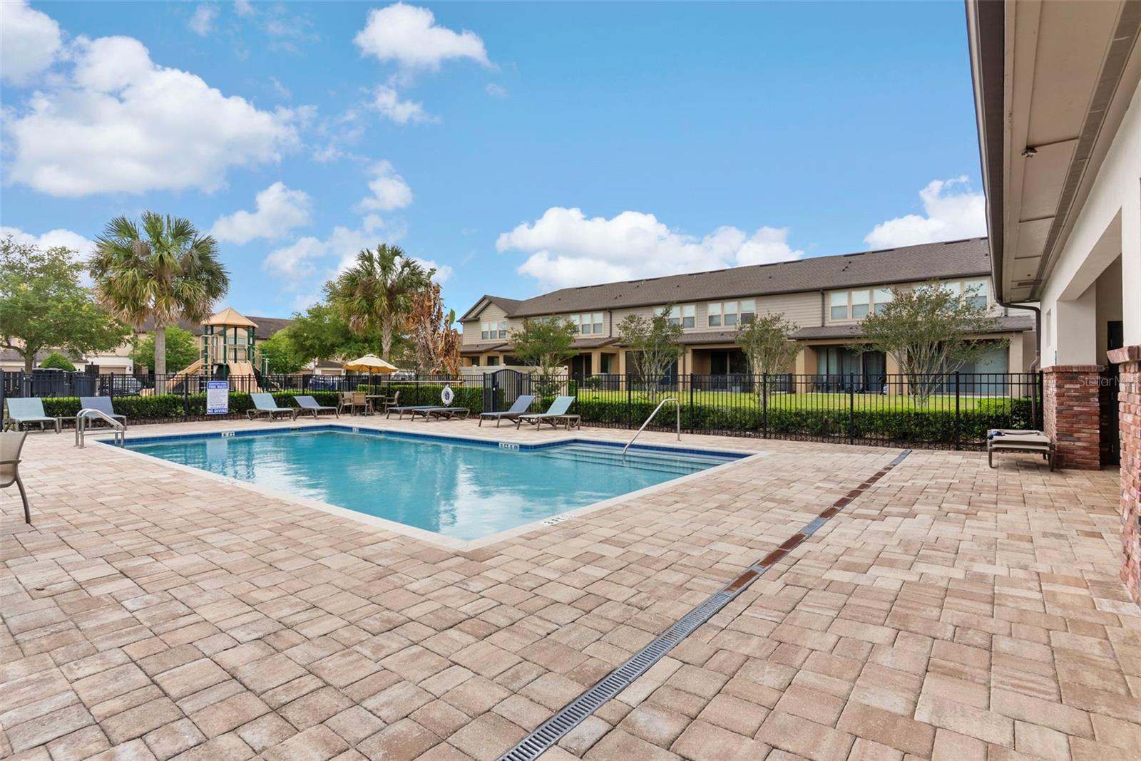 1121 PAVIA DR