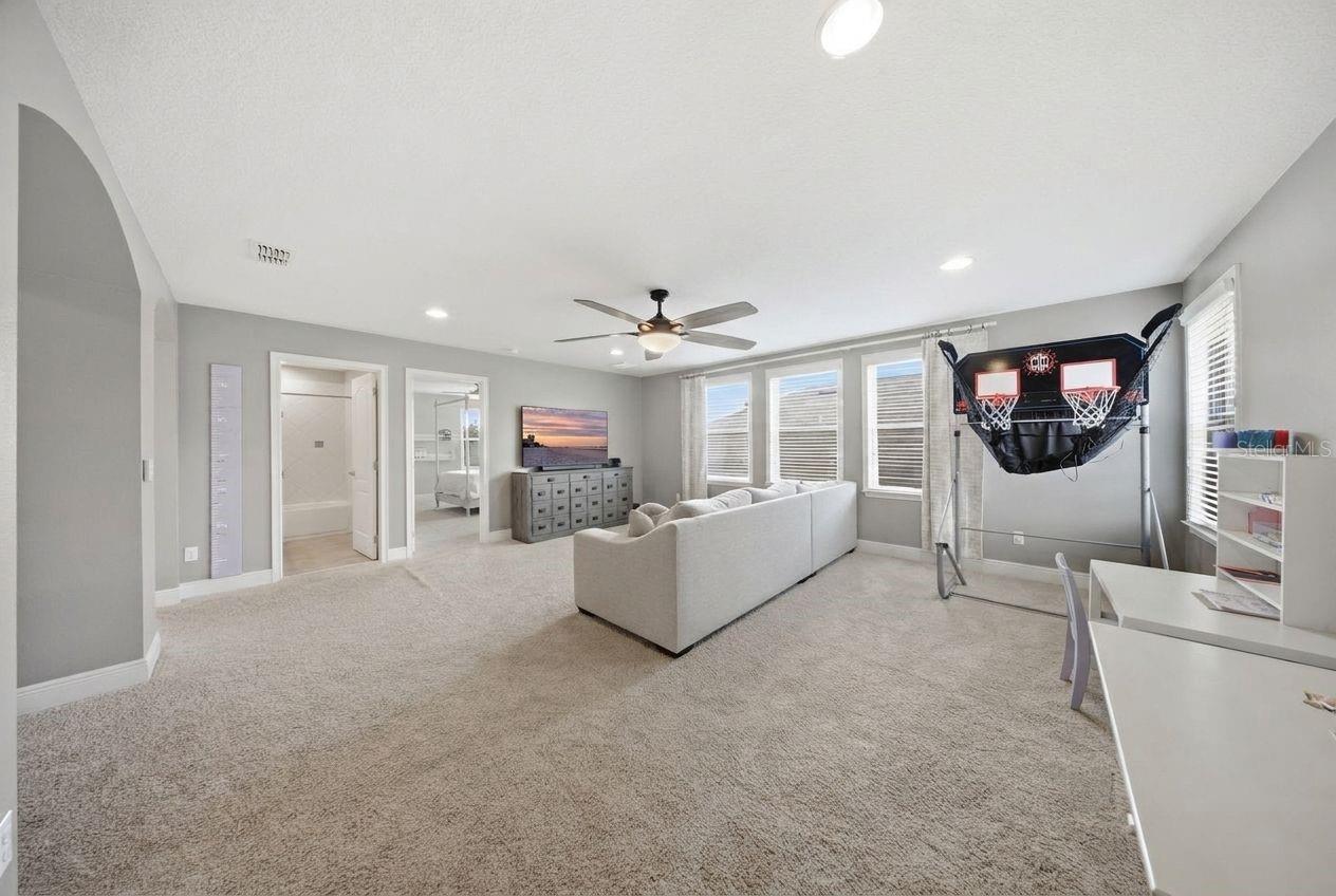 5513 THOMAS SQUARE DR