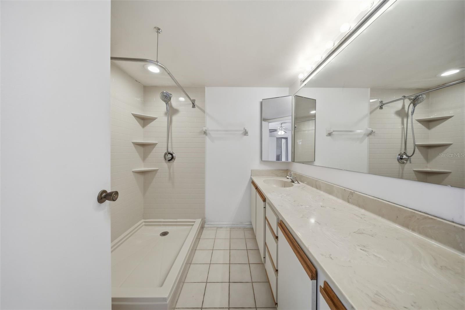 5256 CYPRESS CT #703