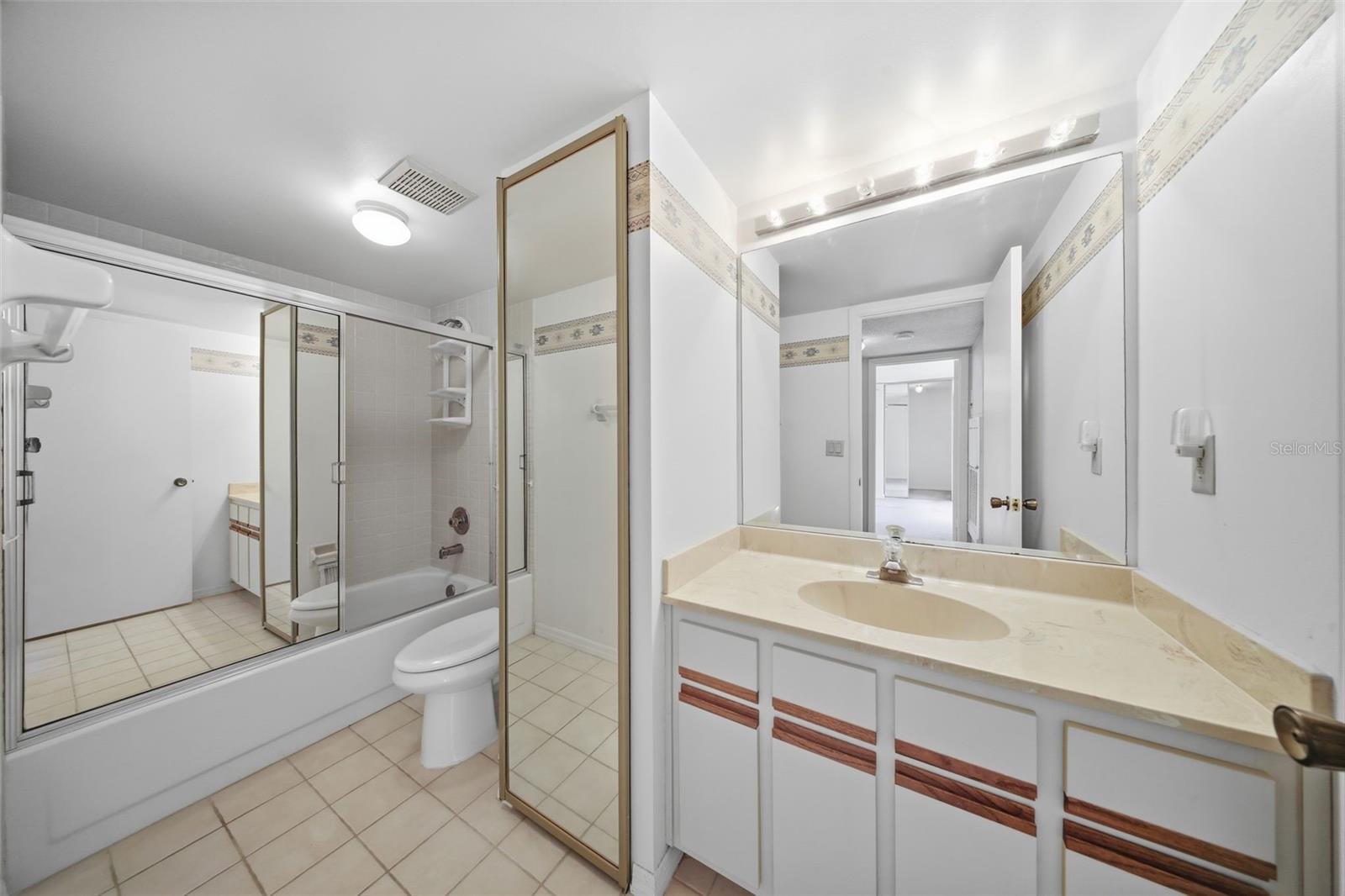 5256 CYPRESS CT #703