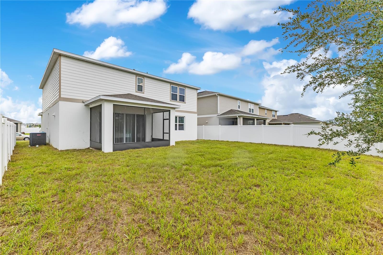 686 HERITAGE SQUARE DR