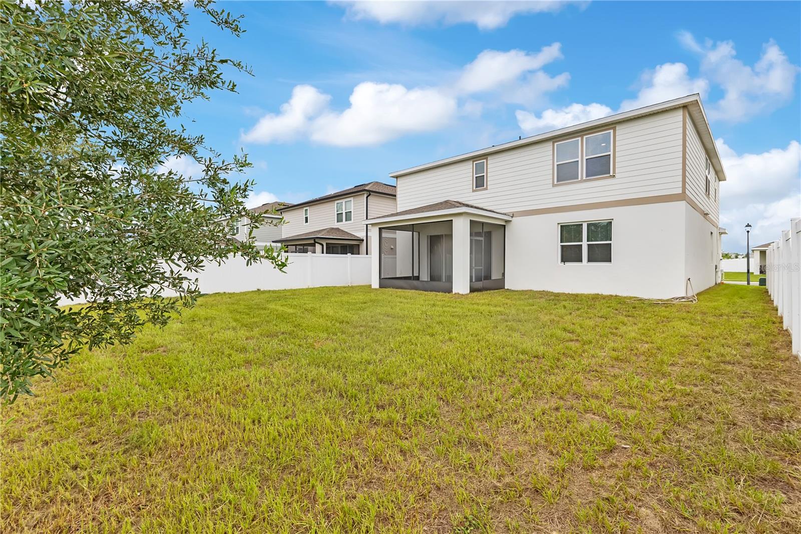 686 HERITAGE SQUARE DR