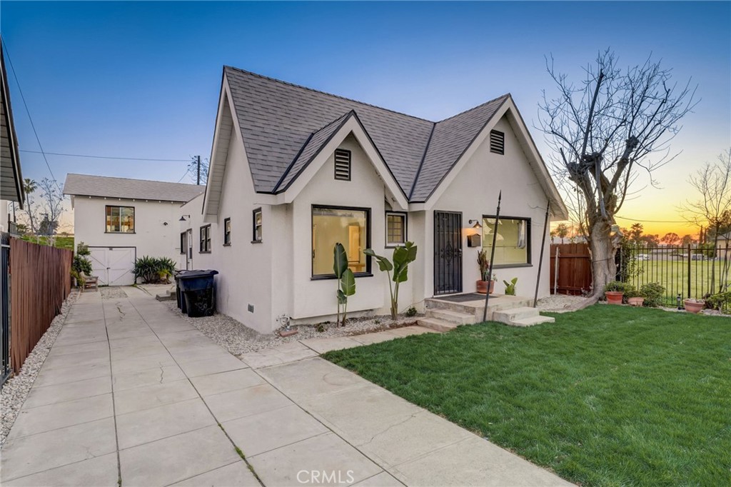 319 319.5 W Colton Avenue 319-321
