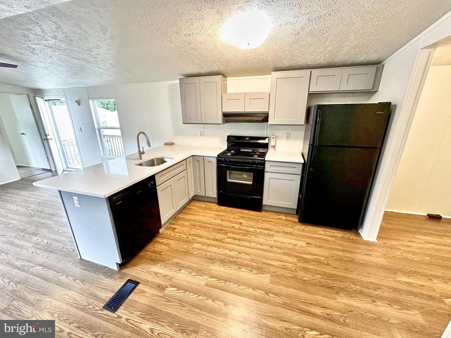 16 Woodland Ln