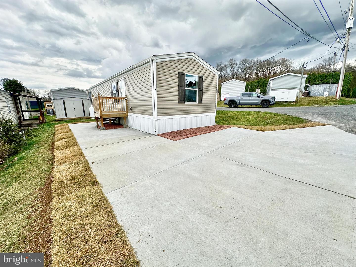 16 Woodland Ln